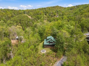 Exterior - 3BR, Amazing Views, Hot Tub. (Gatlinburg)