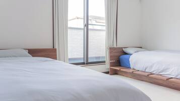 4 bedrooms, iron/ironing board, WiFi, bed sheets