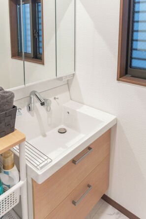 Sèche-cheveux, bidet, serviettes fournies, savon