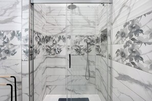 Standaard driepersoonskamer, 1 slaapkamer, privébadkamer, uitzicht op tuin | Badkamer