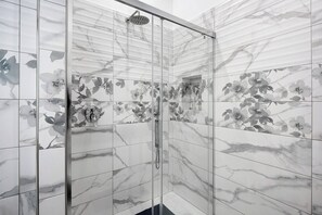 Standard-Dreibettzimmer, 1 Schlafzimmer, eigenes Bad, Gartenblick | Badezimmer