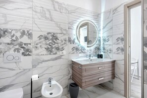 Standard-Dreibettzimmer, 1 Schlafzimmer, eigenes Bad, Gartenblick | Badezimmer