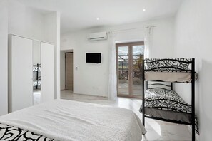 Chambre Triple Standard, 1 chambre, salle de bains privée, vue jardin | Rideaux occultants, chambres insonorisées, fer et planche à repasser