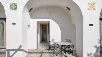 Standard-Dreibettzimmer, 1 Schlafzimmer, eigenes Bad, Gartenblick | Speisen im Freien