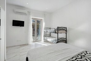 Standard Triple Room, 1 Bedroom, Private Bathroom, Garden View - Silvana's House (San Lazzaro)