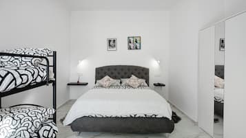 Chambre Triple Standard, 1 chambre, salle de bains privée, vue jardin | Rideaux occultants, chambres insonorisées, fer et planche à repasser