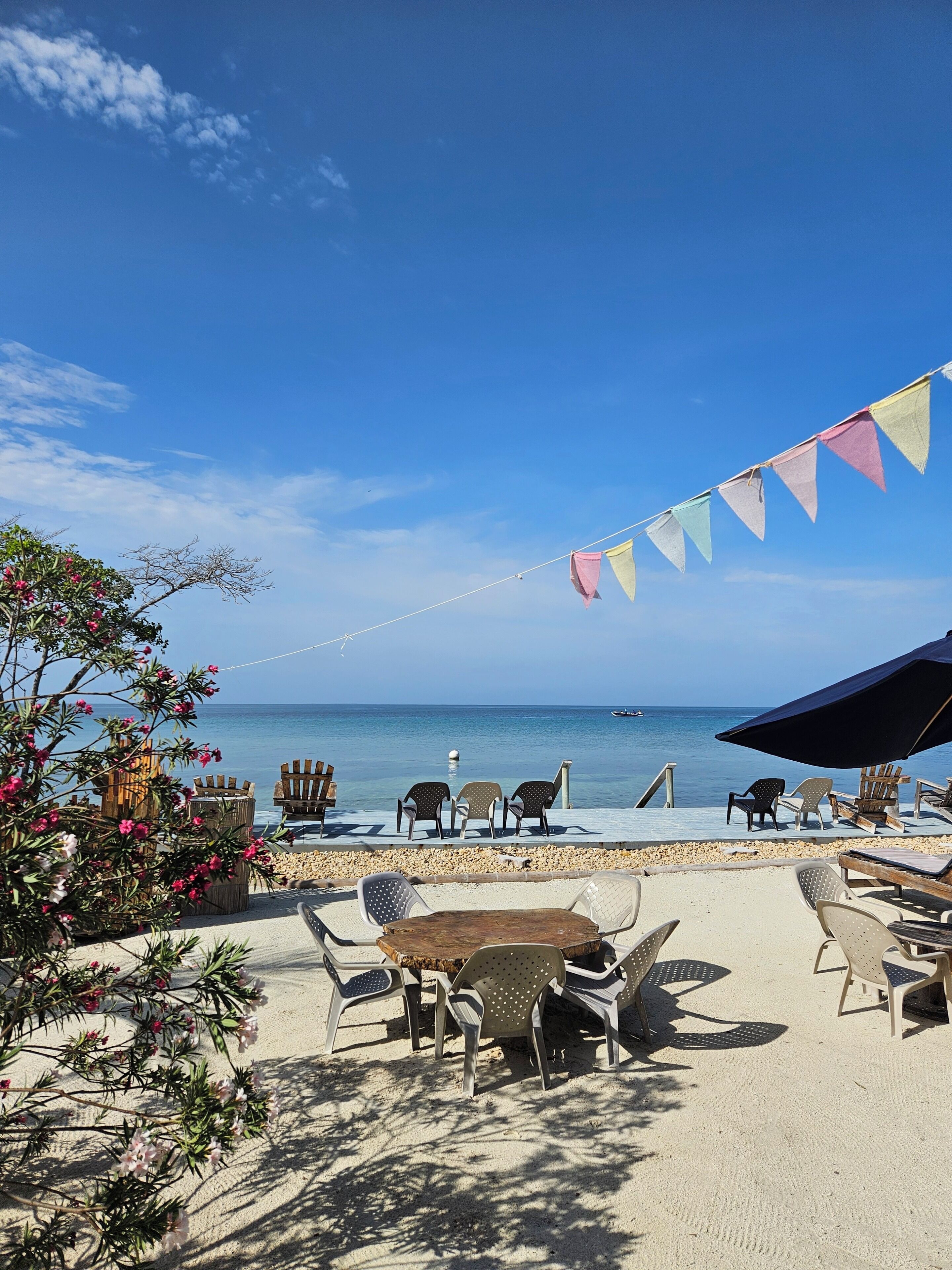 Plage privée, sable blanc, parasols, serviettes de plage