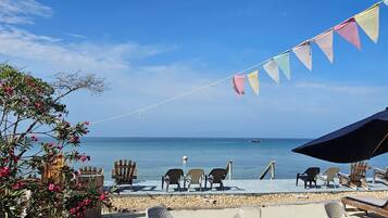 Plage privée, sable blanc, parasols, serviettes de plage