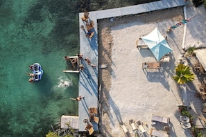 Privatstrand, weißer Sandstrand, Sonnenschirme, Strandtücher
