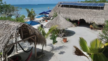 Playa privada, playa de arena blanca, sombrillas y toallas de playa