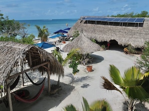 Privatstrand, weißer Sandstrand, Sonnenschirme, Strandtücher
