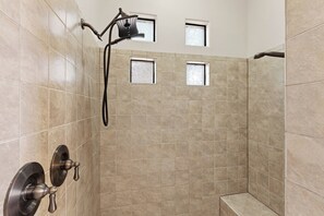 Dusche, Whirlpool, Haartrockner, Handtücher