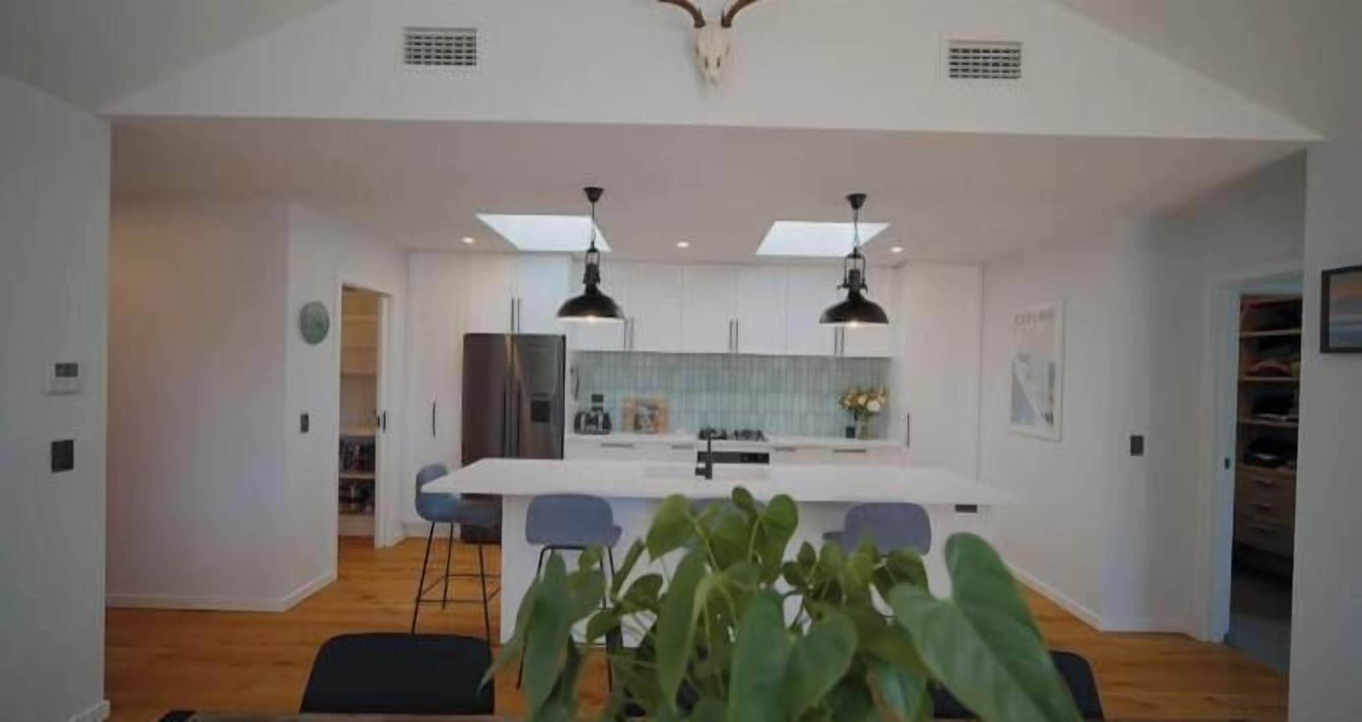 منزل - ٤ غرف نوم - بمدفأة | المنشأة من الداخل