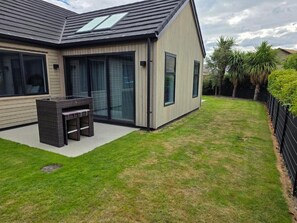 House, 4 Bedrooms, Fireplace | Terrace/patio - Near new 4 bed 2 Bath House in Hanleys Farm, Queenstown (Jacks Point)