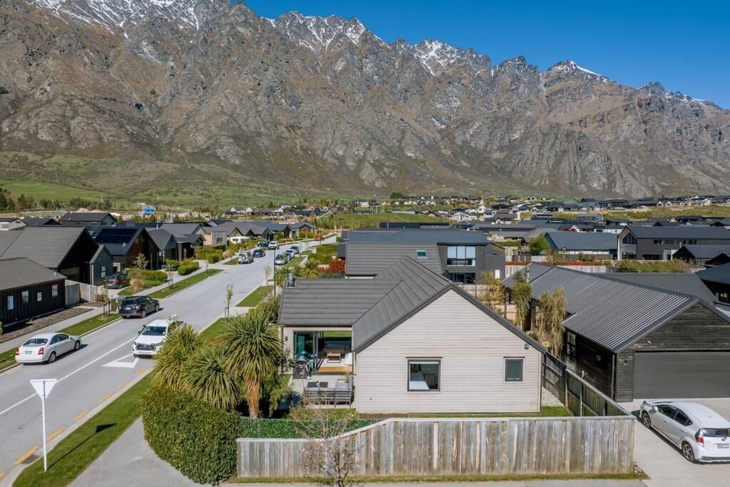 منزل - ٤ غرف نوم - بمدفأة | المنشأة من الخارج