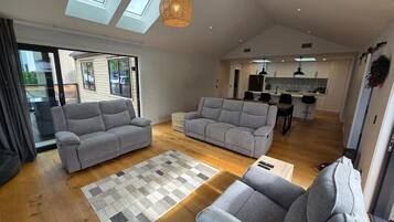 House, 4 Bedrooms, Fireplace | Living room