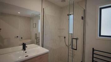House, 4 Bedrooms, Fireplace | Bathroom