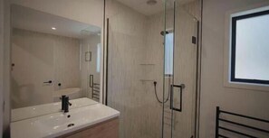 House, 4 Bedrooms, Fireplace | Bathroom - Near new 4 bed 2 Bath House in Hanleys Farm, Queenstown (Jacks Point)