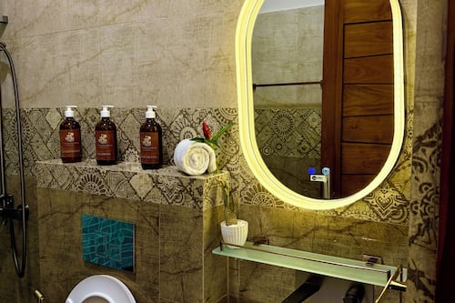Habitación doble Deluxe, balcón, vista a la ciudad | Baño | Regadera, amenidades de baño gratuitas, toallas, jabón