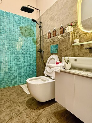 Habitación Deluxe doble, balcón, vistas a la ciudad | Baño | Ducha, artículos de higiene personal gratuitos, toallas y jabón