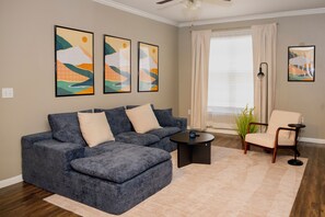 Smart TV - King Bed • Adorable 2-bedroom Apartment • Vibrant Dallas (Dallas)