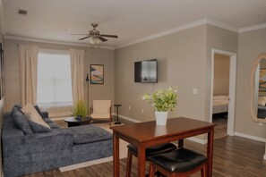 Smart TV - King Bed • Adorable 2-bedroom Apartment • Vibrant Dallas (Dallas)