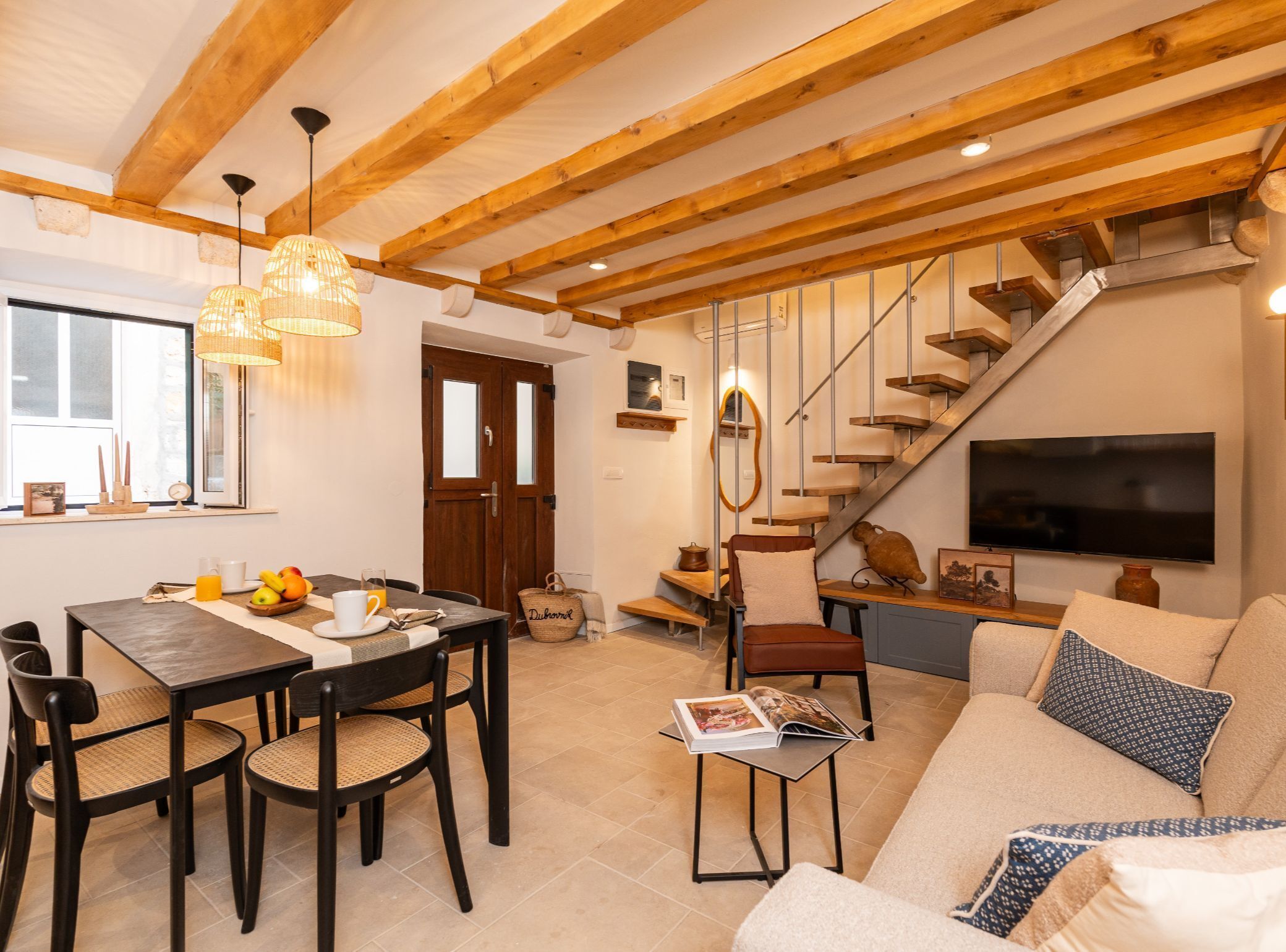 Villa (Three bedroom villa in Old Town) | Living room | 32-inch flat-screen TV with satellite channels
