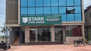 Un edificio con un letrero que dice 'STARK STEEL DOORS' y 'RECEPTION' en la planta baja.