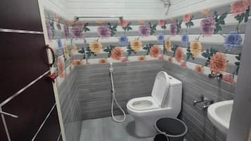 Twin Room | Bathroom | Shower, free toiletries, towels