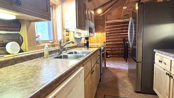 House, 3 Bedrooms | Private kitchen