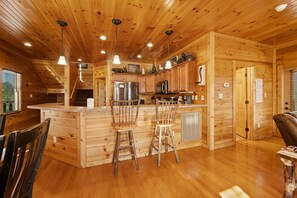 Interior - Gatlinburg Mountain Lodge 5 Bedroom Cabin (Gatlinburg)
