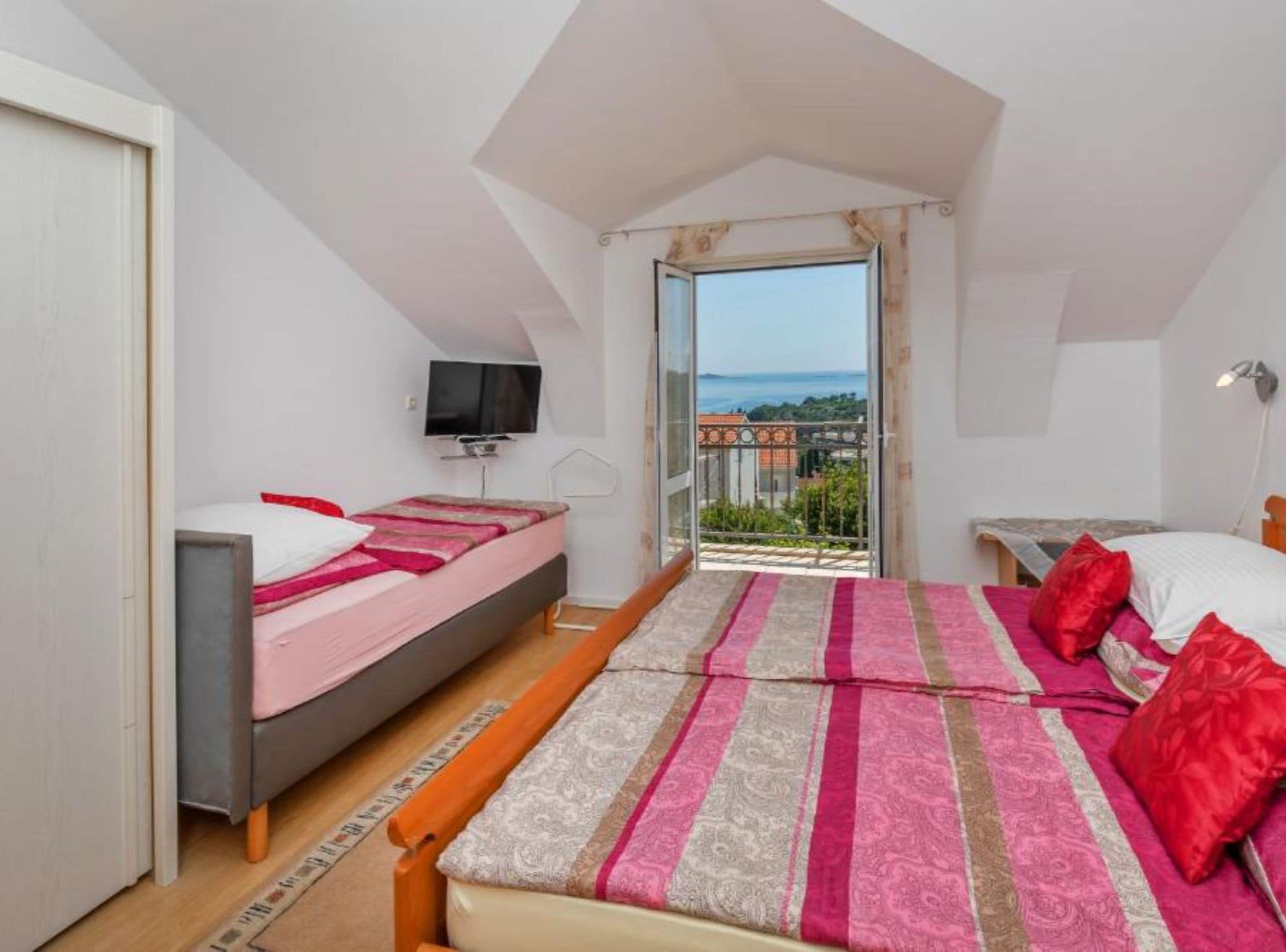 8 bedrooms, cots/infant beds