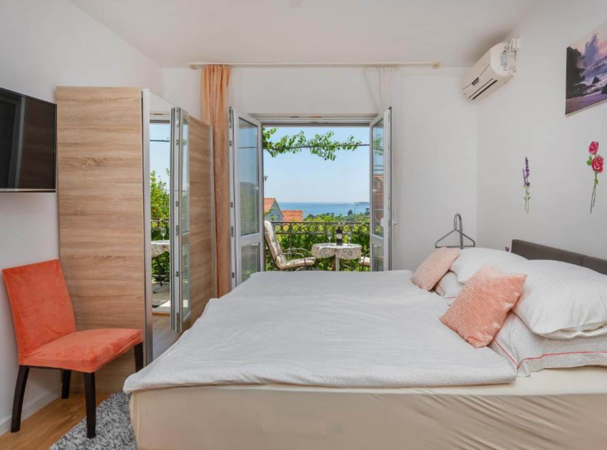 Double Room (Double Room with balcony) | 8 bedrooms, cribs/infant beds