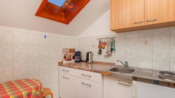 Studio (Studio apartment with balcony 2) | Private kitchen | Fridge