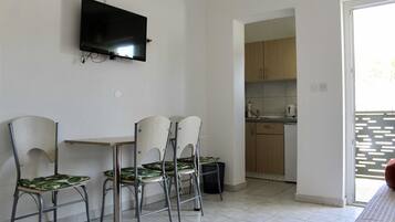 Apartamento (One Bedroom Apartment with Balcony an) | Sala de estar | TV de tela plana 32 polegadas com canais via satélite