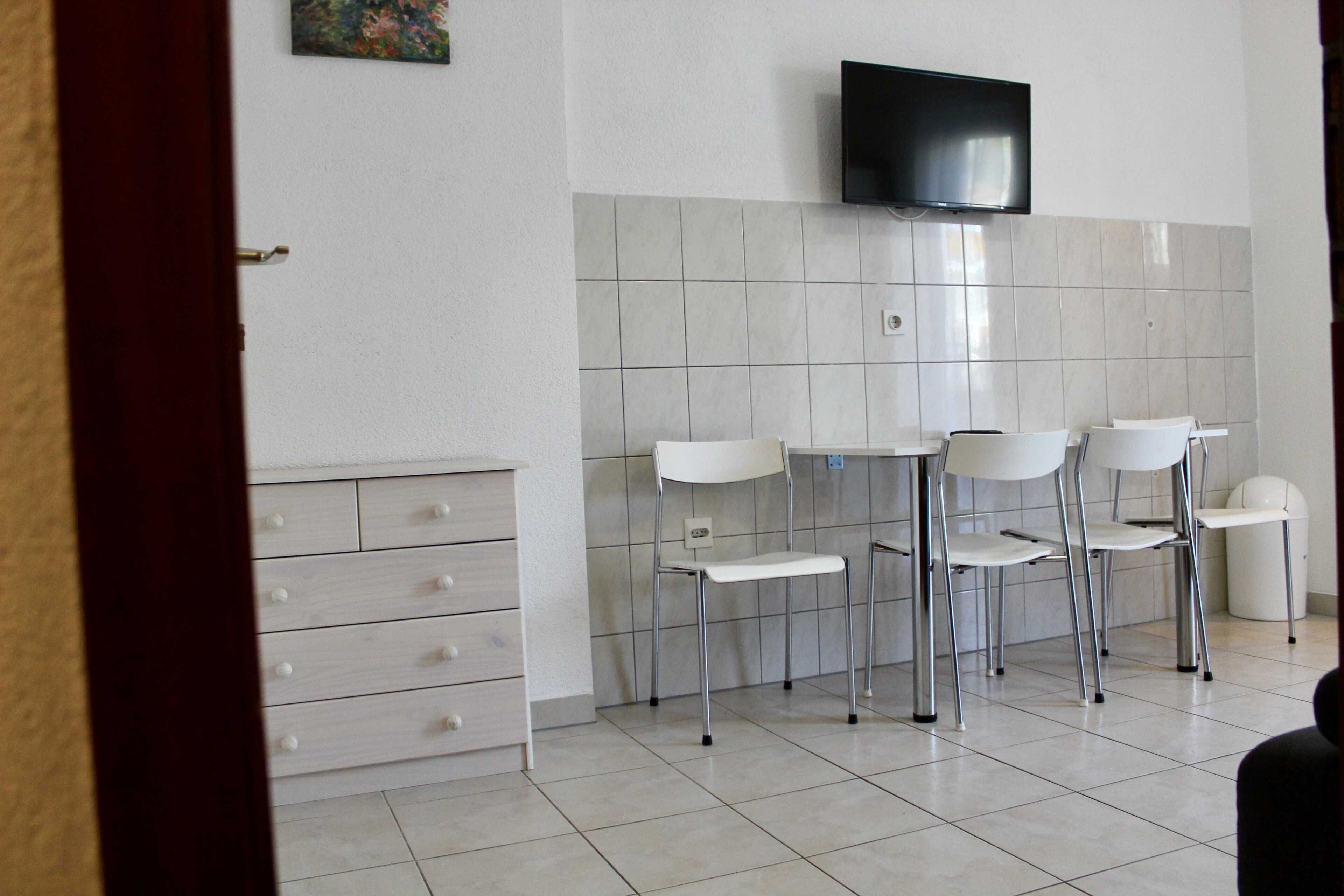 Apartamento (Comfort One Bedroom Apartment with Ba) | Sala de estar | TV de tela plana 32 polegadas com canais via satélite