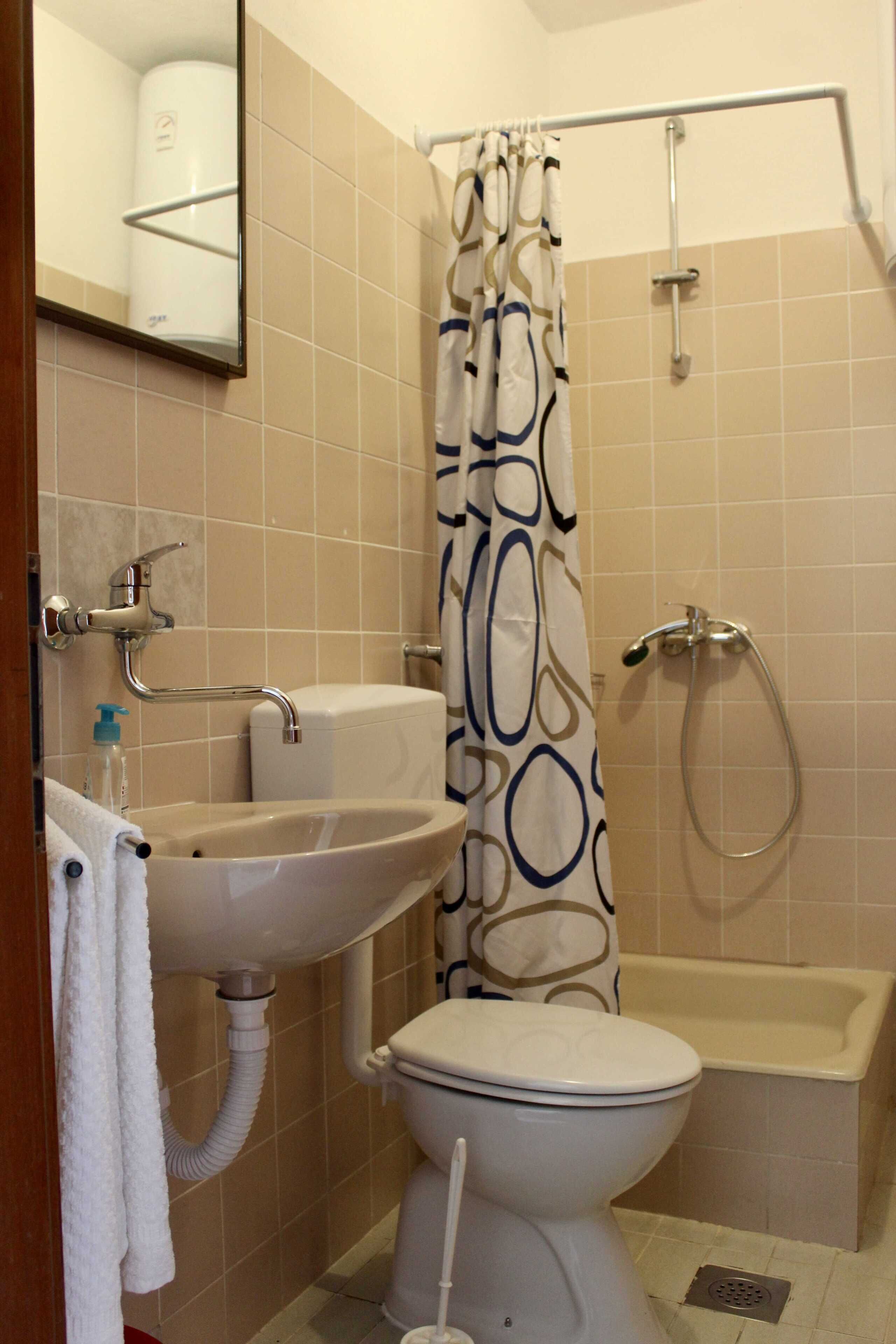 Studio (Studio Apartment with Balcony (NO 2)) | Bathroom | Shower, towels