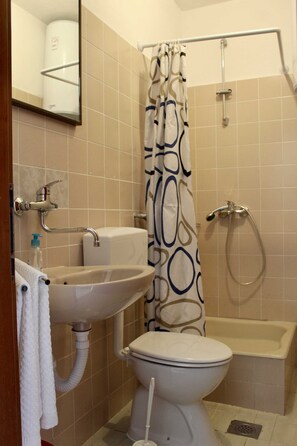 Studio (Studio Apartment with Balcony (NO 2)) | Bathroom | Shower, towels - Apartments Jozo Baška Voda (Baska Voda)