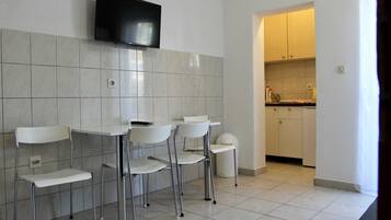 Appartement (Comfort One Bedroom Apartment with Ba) | Salle de séjour | Télévision à écran plat de 32 pouces avec chaînes par satellite