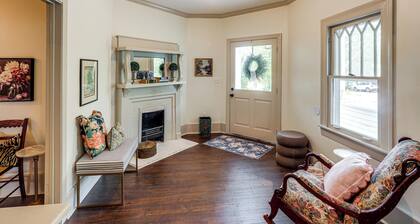 Steps to Oxford Square! Charming Family Escape
