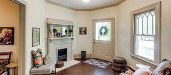 Steps to Oxford Square! Charming Family Escape