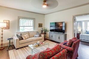 House (3 Bedrooms) | Interior - Steps to Oxford Square! Charming Family Escape (Oxford)