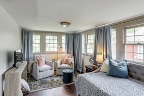 House (3 Bedrooms) | Interior - Steps to Oxford Square! Charming Family Escape (Oxford)