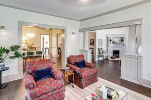 House (3 Bedrooms) | Interior - Steps to Oxford Square! Charming Family Escape (Oxford)