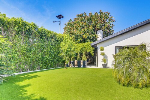 < 2 Mi to Csun! High-end Retreat w/ Outdoor Oasis