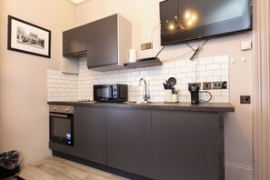 Fridge, microwave, oven, stovetop - Modern Studio in Rathmines – Walk to City Centre (Dublin)