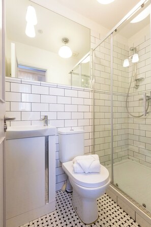 Shower, hair dryer, towels, soap - Modern Studio in Rathmines – Walk to City Centre (Dublin)