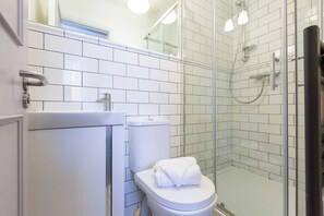 Shower, hair dryer, towels, soap - Modern Studio in Rathmines – Walk to City Centre (Dublin)