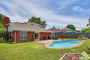 A backyard with a swimming pool, a barbecue area, and a covered patio. - 6 Mi to Epic Waters! Spacious Family Getaway (Grand Prairie)