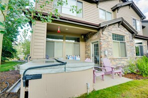 Une maison dotée d’un patio, d’un jacuzzi et d’une façade en pierre.